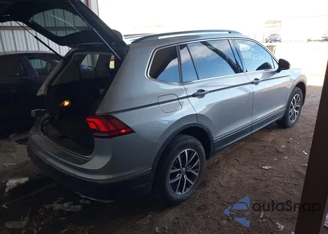 2020 Volkswagen Tiguan 2.0T Se/2.0T Se R-Line Black/2.0T Sel z USA, uszkodzony, nr VIN 3VV3B7AX6LM102353